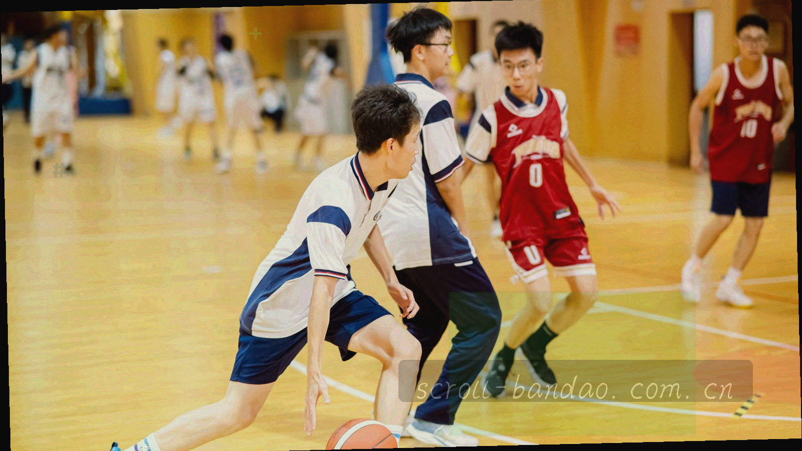 足球场上球员带球动态模糊